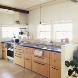 「素朴ながらもシック。大人のナチュラルモダンなキッチン」の画像3