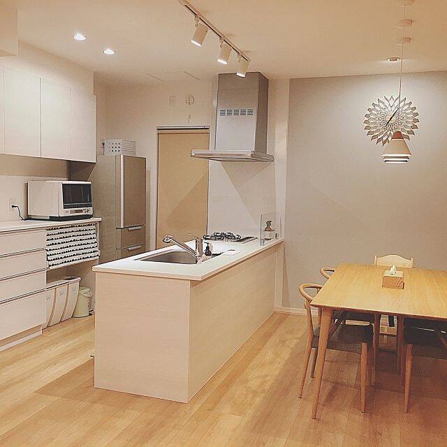 素朴ながらもシック。大人のナチュラルモダンなキッチン