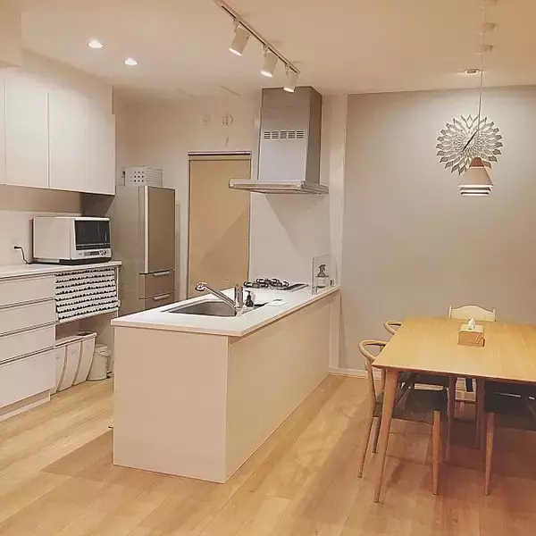 「素朴ながらもシック。大人のナチュラルモダンなキッチン」の画像
