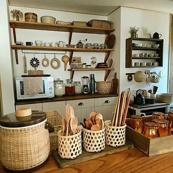 「キッチンの背面棚も自分らしく☆収納＆ディスプレイ実例集」の画像