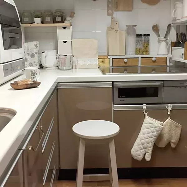 「キッチンを便利でリラックスする空間に♪スツールの使い方」の画像
