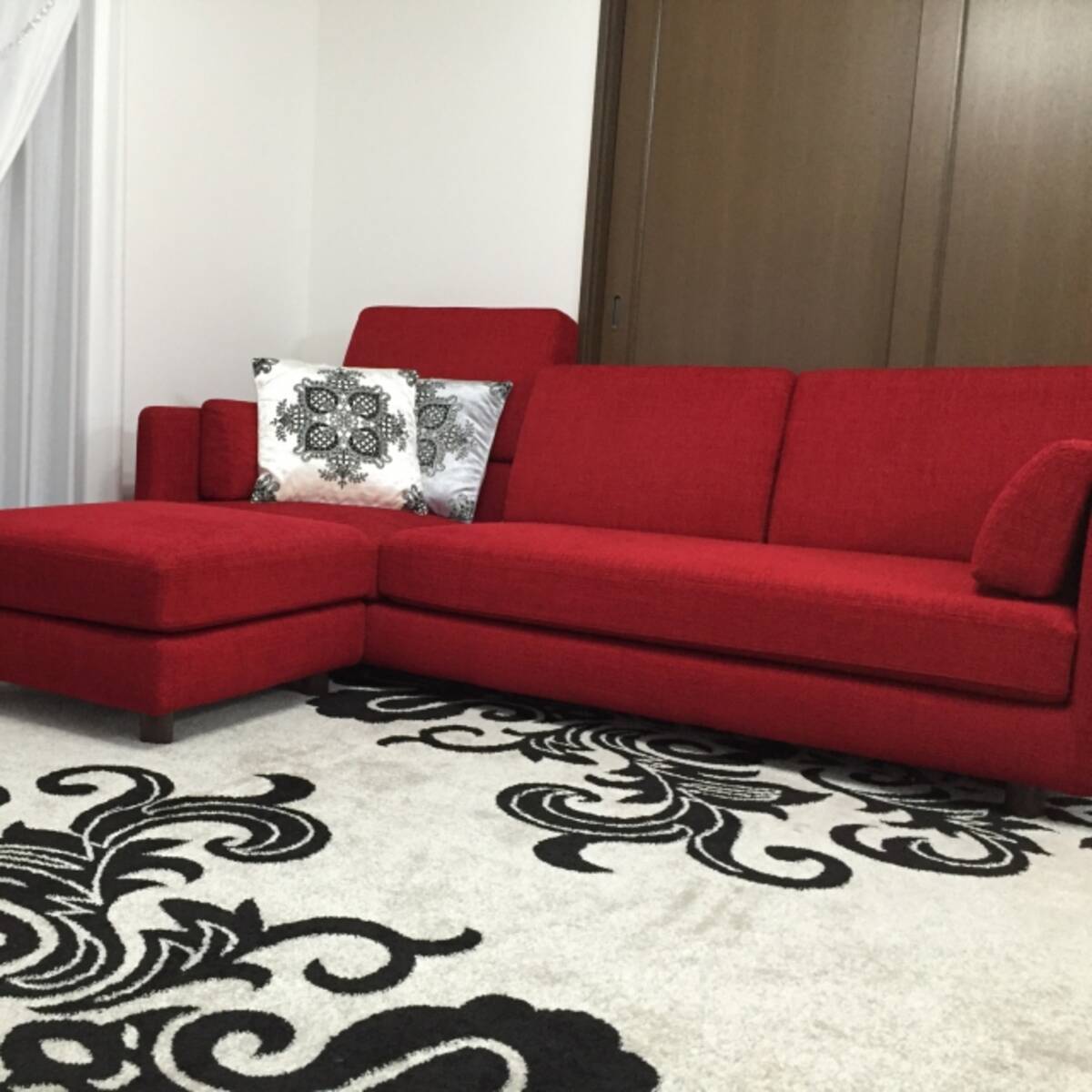 色の配分が居心地よさのコツ 赤と黒で作るモダンなお部屋 17年11月13日 エキサイトニュース