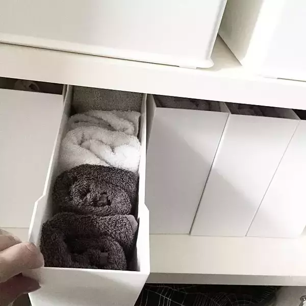 「ナイスアイディア♡いろいろなもので脱衣所のタオルを収納」の画像