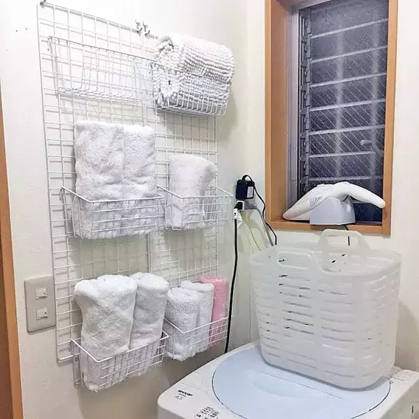 「ナイスアイディア♡いろいろなもので脱衣所のタオルを収納」の画像
