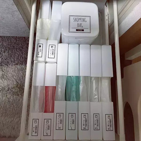 「すっきり使いやすくがモットー！ゴミ袋の整理収納術」の画像