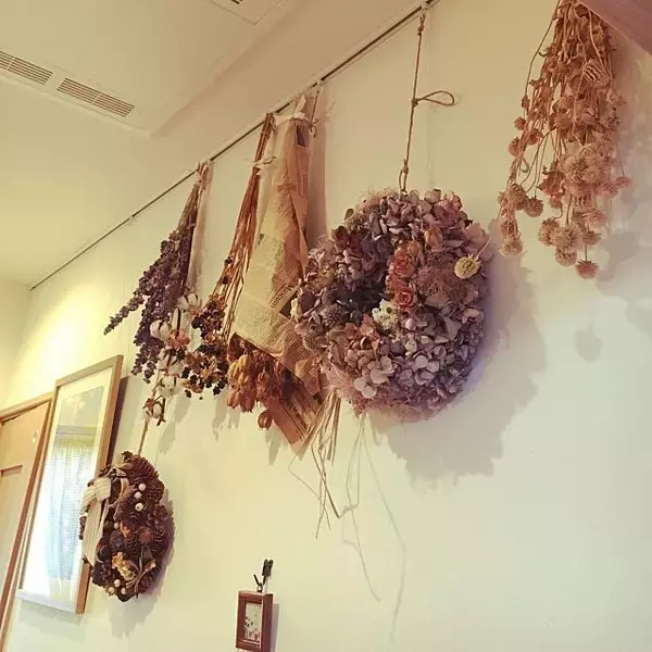 「飾る・吊るす収納にも！ピクチャーレールのナイスな活用術」の画像