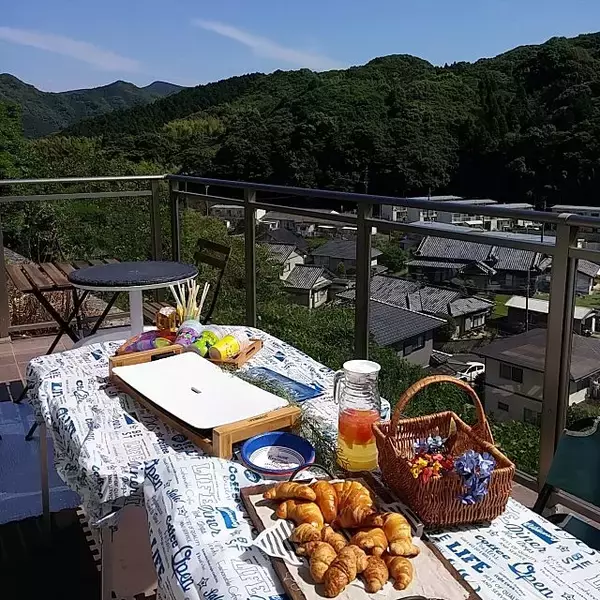 「華やかな食卓♡100均アイテムでテーブルコーディネート」の画像