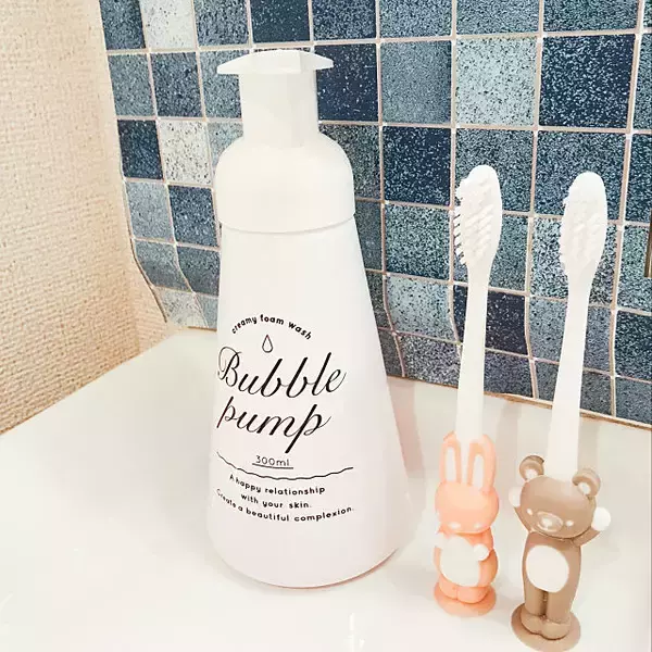 「浴室・洗面室で使える！シンプルな100均の詰め替えボトル　」の画像