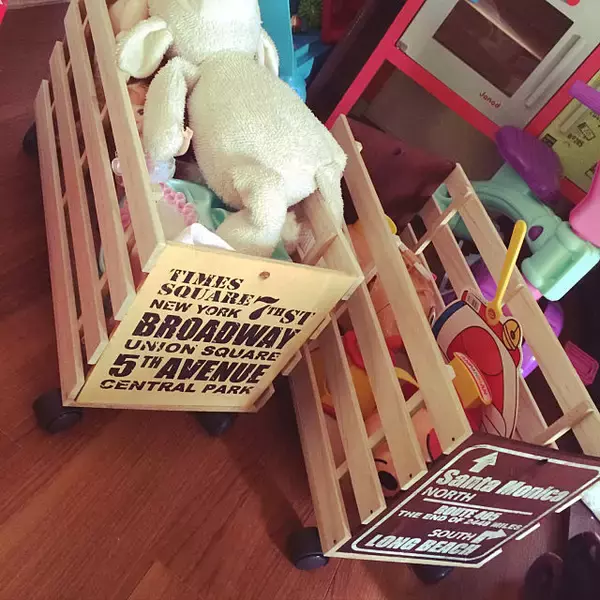 「愛情と思いやりがギュッ♡キッズおもちゃ箱のDIYアイデア」の画像