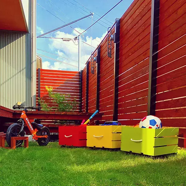 「愛情と思いやりがギュッ♡キッズおもちゃ箱のDIYアイデア」の画像