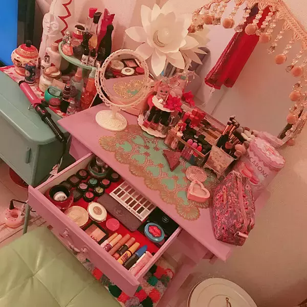 「ミラーや照明にこだわって☆ドレッサーを華やかにDIY」の画像