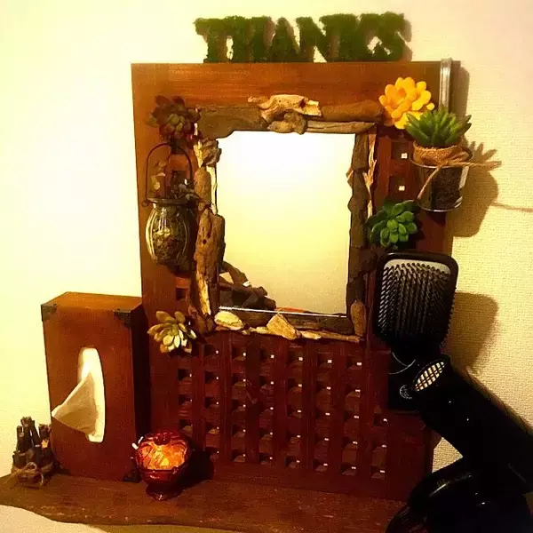 「ミラーや照明にこだわって☆ドレッサーを華やかにDIY」の画像