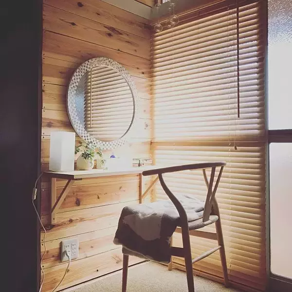 「ミラーや照明にこだわって☆ドレッサーを華やかにDIY」の画像