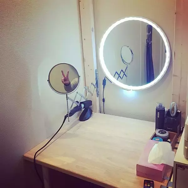 「ミラーや照明にこだわって☆ドレッサーを華やかにDIY」の画像