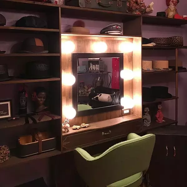 「ミラーや照明にこだわって☆ドレッサーを華やかにDIY」の画像