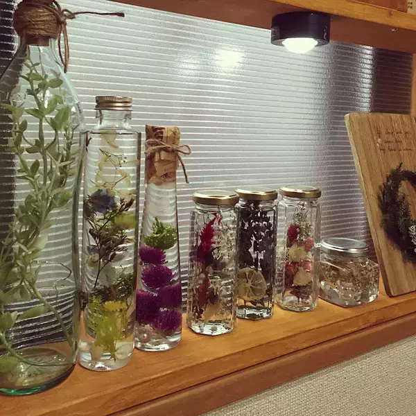 「少しの作業でお部屋に魅力をプラス♡瓶を使った簡単DIY」の画像