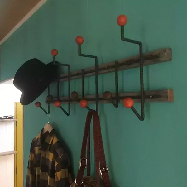 「実用的でインテリア性も◎あると助かるコート掛けDIY実例」の画像
