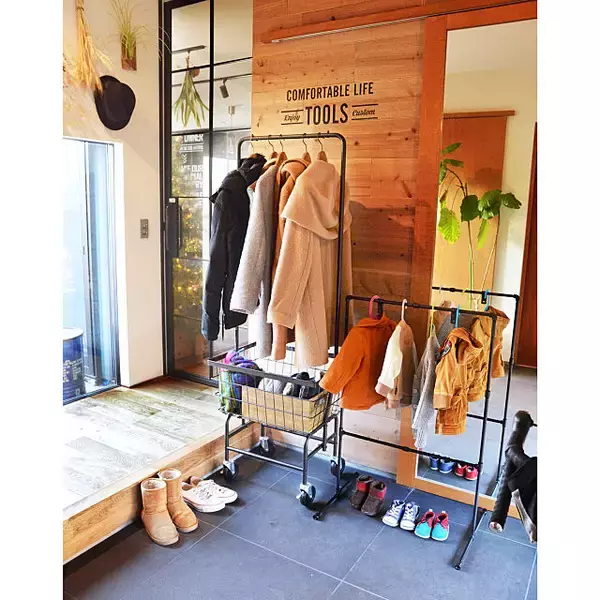 「実用的でインテリア性も◎あると助かるコート掛けDIY実例」の画像