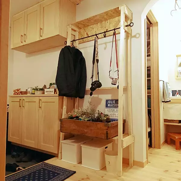 「実用的でインテリア性も◎あると助かるコート掛けDIY実例」の画像