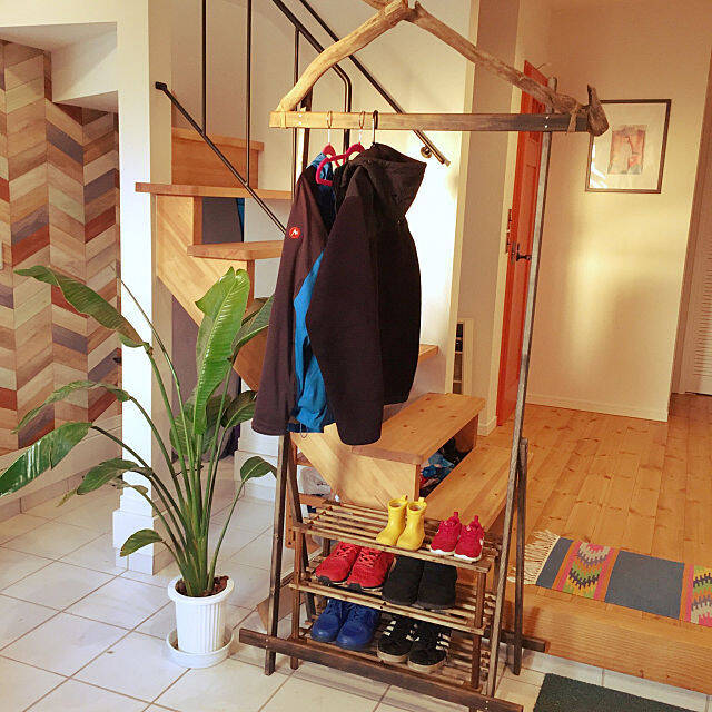 実用的でインテリア性も◎あると助かるコート掛けDIY実例