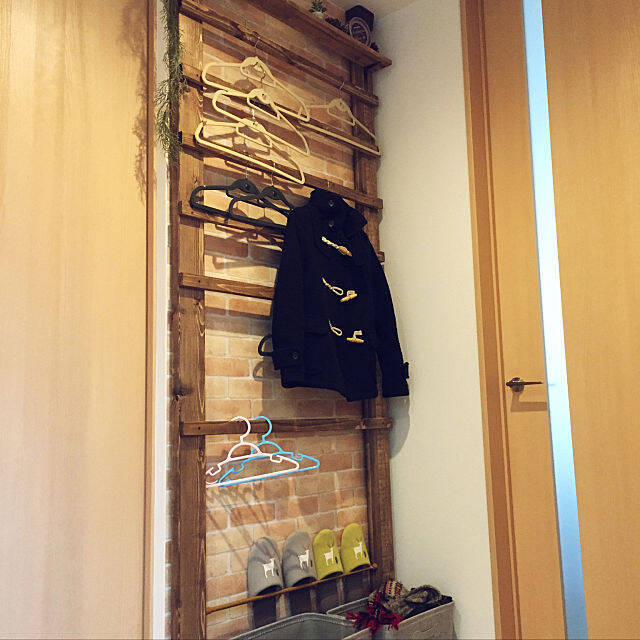 実用的でインテリア性も◎あると助かるコート掛けDIY実例