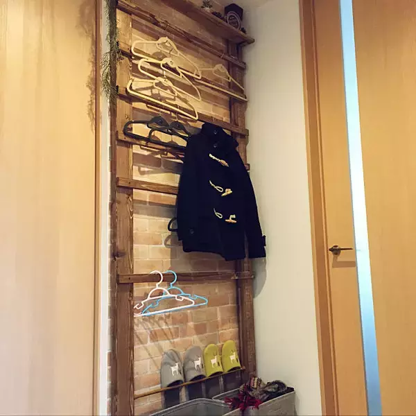 「実用的でインテリア性も◎あると助かるコート掛けDIY実例」の画像