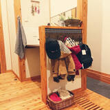 「実用的でインテリア性も◎あると助かるコート掛けDIY実例」の画像1