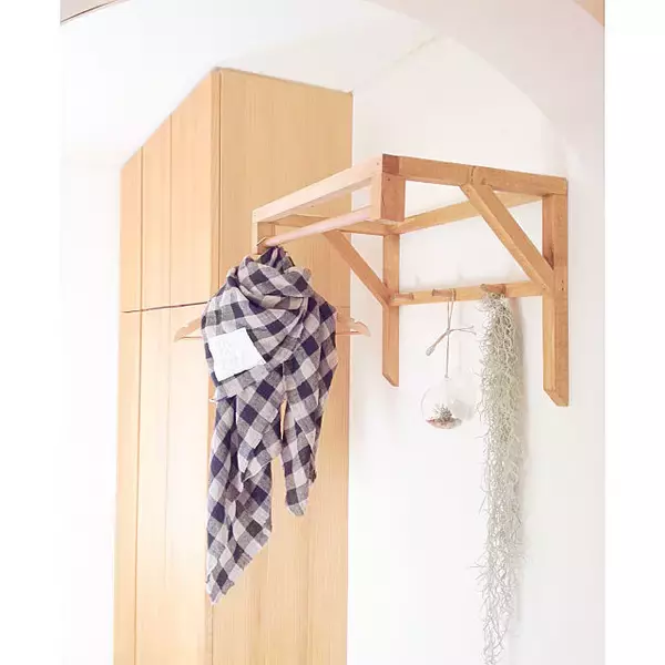 「実用的でインテリア性も◎あると助かるコート掛けDIY実例」の画像