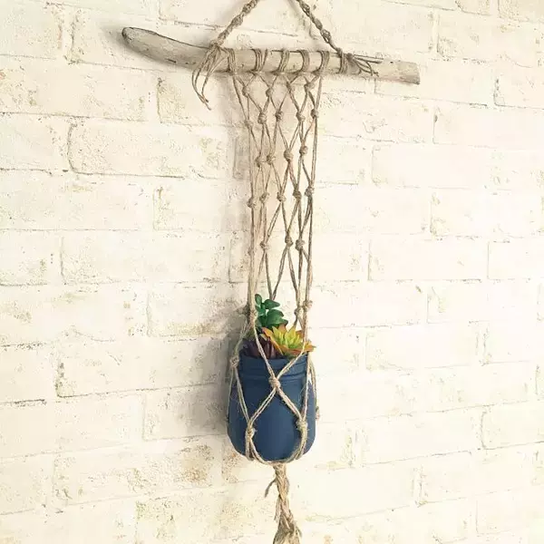 「ぐるぐる巻くだけでもOK！麻紐でナチュラルな空間をDIY」の画像