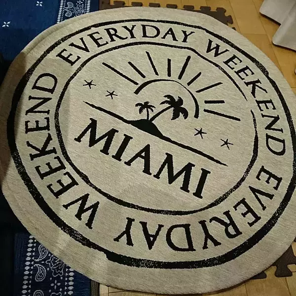 「ラウンド型がインテリアをセンスアップ♪ニトリの円形ラグ」の画像