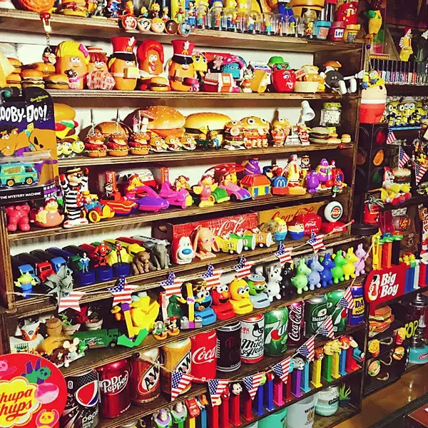 「キャラクターや雑貨がいっぱい☆ポップでカラフルなお部屋」の画像