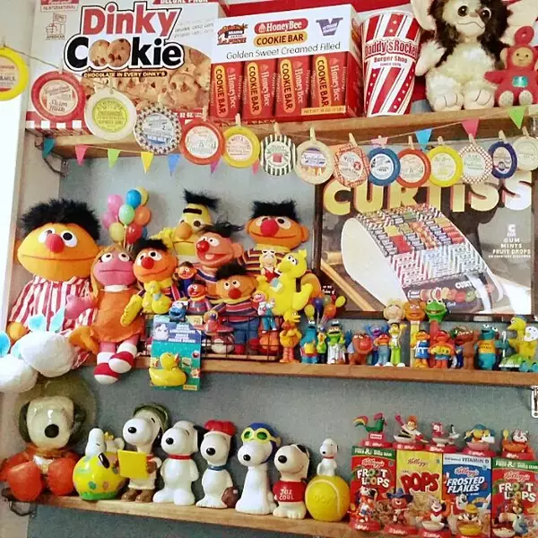 「キャラクターや雑貨がいっぱい☆ポップでカラフルなお部屋」の画像