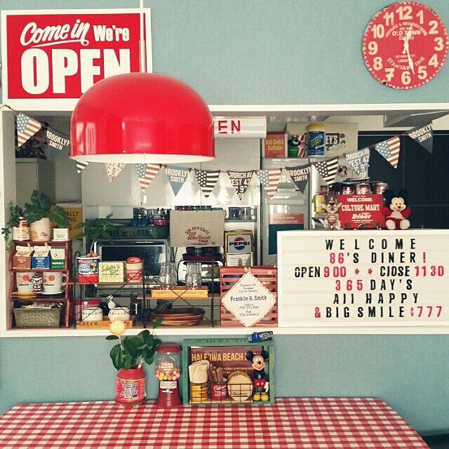 キャラクターや雑貨がいっぱい☆ポップでカラフルなお部屋