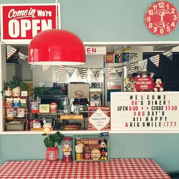 「キャラクターや雑貨がいっぱい☆ポップでカラフルなお部屋」の画像