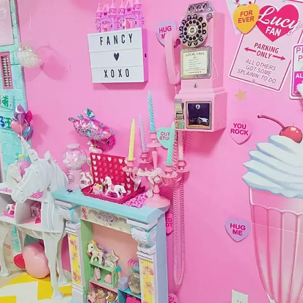 「キャラクターや雑貨がいっぱい☆ポップでカラフルなお部屋」の画像