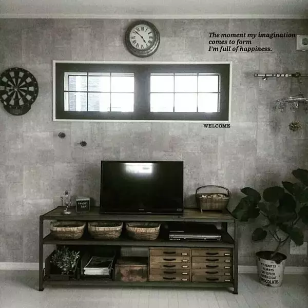 「サッシを隠してイメージチェンジ♪センスが際立つ窓枠DIY」の画像