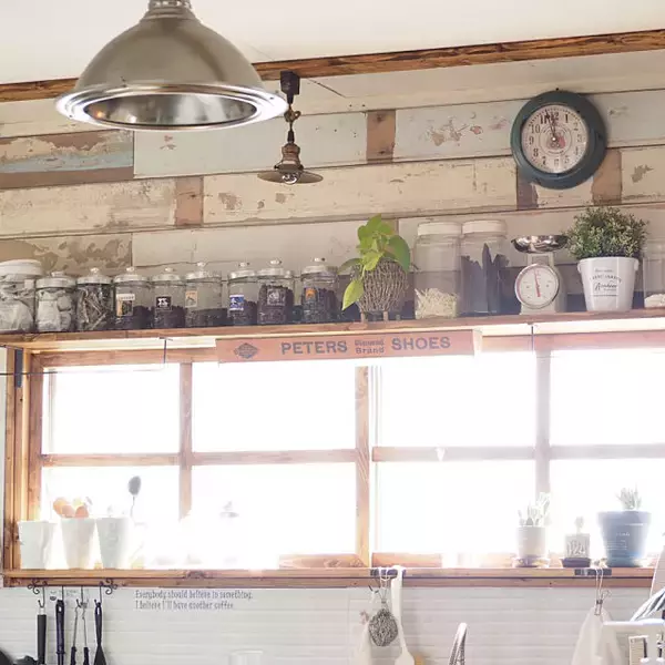 「サッシを隠してイメージチェンジ♪センスが際立つ窓枠DIY」の画像