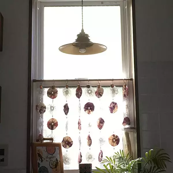 「お部屋を華やかに変身♪手作りヨーヨーキルトカーテン」の画像