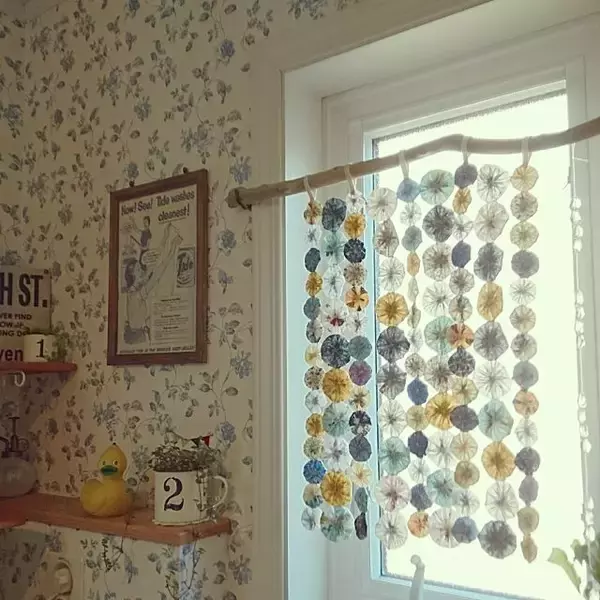 「お部屋を華やかに変身♪手作りヨーヨーキルトカーテン」の画像