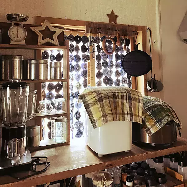 「お部屋を華やかに変身♪手作りヨーヨーキルトカーテン」の画像