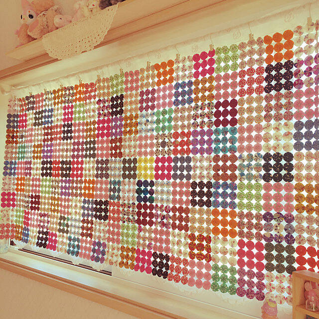 お部屋を華やかに変身♪手作りヨーヨーキルトカーテン