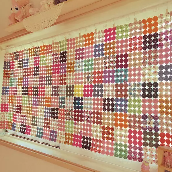 「お部屋を華やかに変身♪手作りヨーヨーキルトカーテン」の画像