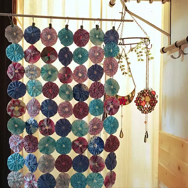 「お部屋を華やかに変身♪手作りヨーヨーキルトカーテン」の画像