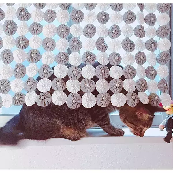 「お部屋を華やかに変身♪手作りヨーヨーキルトカーテン」の画像