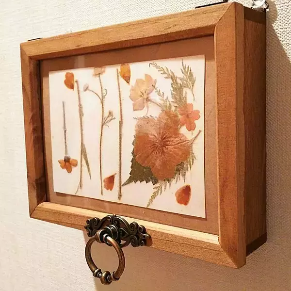 「壁面を彩る！DIYで完成させる個性的なスイッチカバー」の画像