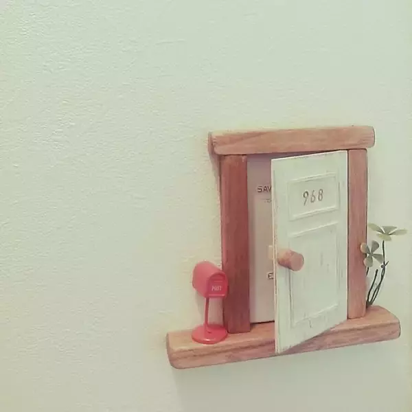 「壁面を彩る！DIYで完成させる個性的なスイッチカバー」の画像