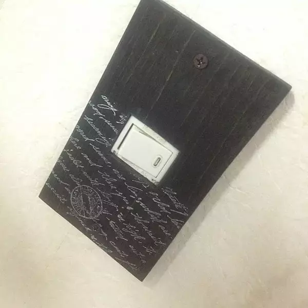 「壁面を彩る！DIYで完成させる個性的なスイッチカバー」の画像