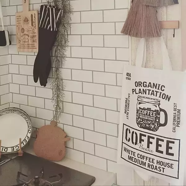 「使いやすくてすっきり空間に！セリアのゴミ袋ストッカー」の画像