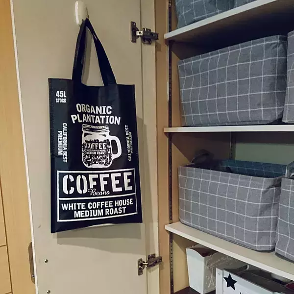 「使いやすくてすっきり空間に！セリアのゴミ袋ストッカー」の画像