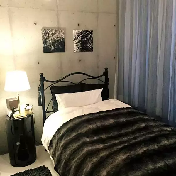 「色の使い方がポイント！モダンで居心地のいい寝室の作り方」の画像